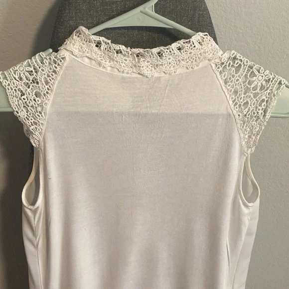 🩷3 for $20🩷 White top with Lace - Picture 6 of 8